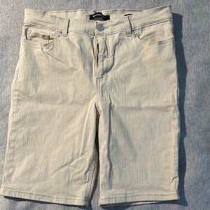 Bandolino Cream Bermuda Shorts Regular Fit
